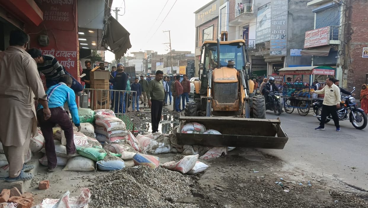 Construction material lying on the road was picked up by tractor-trolley