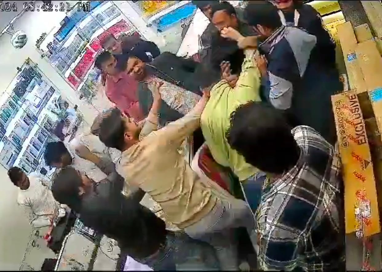 Argument over the price of mobile, fight broke out between shopkeeper and customer