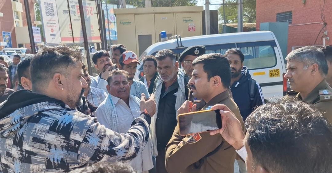 The youth committed suicide by hanging himself, family members said that the neighbors had beaten him, even the police did not take action.