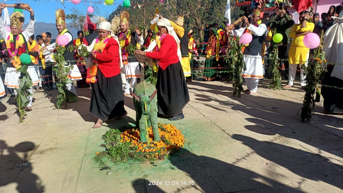 The idol of Mother Devradi Devi came out of the sanctum sanctorum.