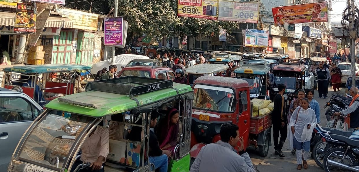 Route plan fails... Traffic jam due to the arbitrariness of e-rickshaw drivers