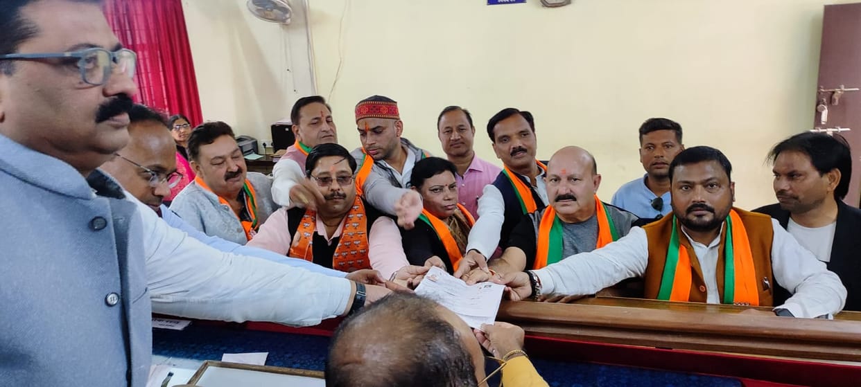 BJP and SP candidates filed their nominations with great pomp and show