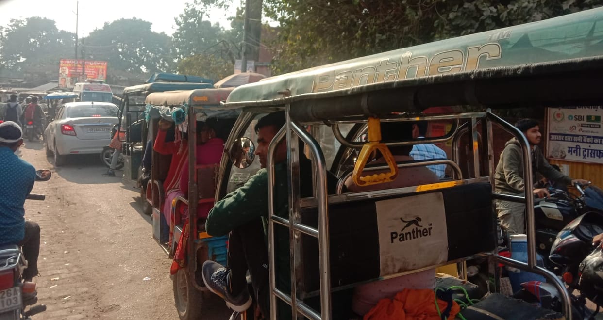 People struggled with the jam for two hours, traffic was restored after a lot of effort