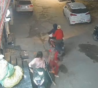 Two bike-riding youths snatched a woman's purse, mother and daughter ran after them but could not catch them
