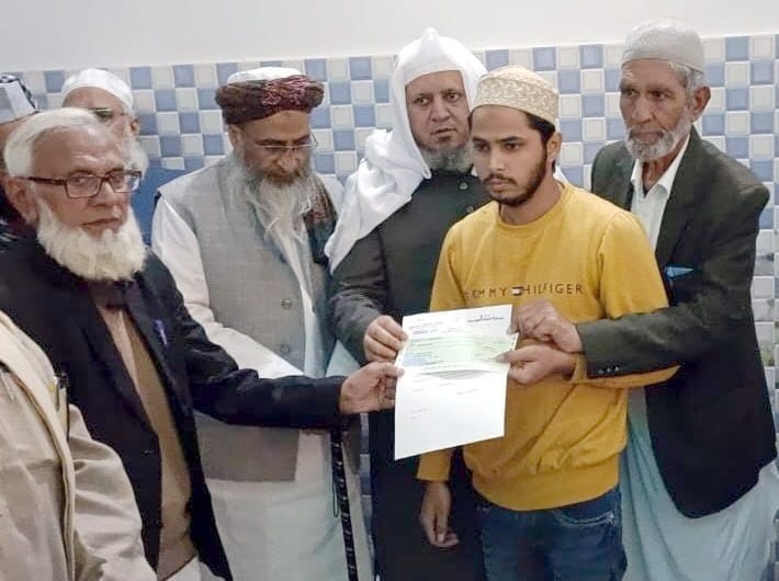 Jamiat gave checks of Rs 5 lakh each to the families of those who lost their lives in the riots.