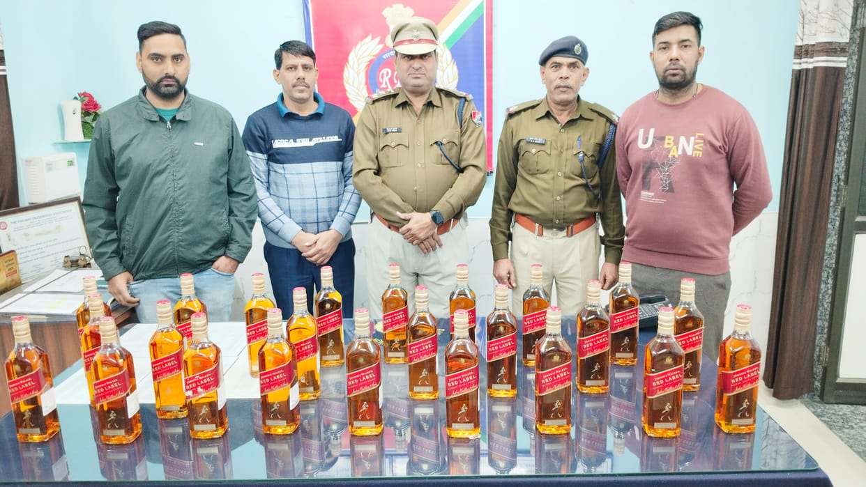 Sirohi News: Illegal English liquor worth 44000 recovered from Ashram Express, smugglers again not caught