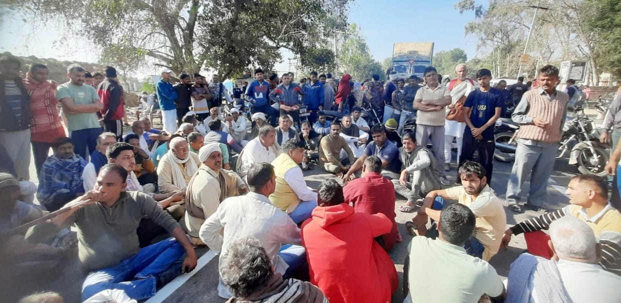 Jam for five hours in Hasanpur to make speed breaker