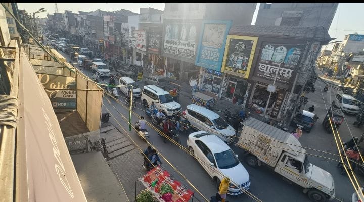 Crossroads have shrunk due to encroachment in Ellenabad city, vehicles are jammed
