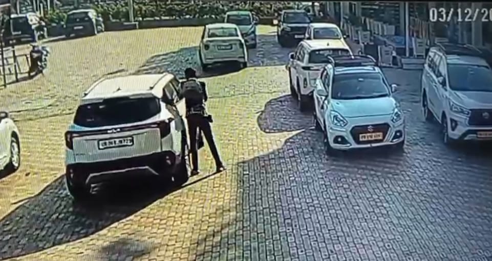 Thieves are targeting cars parked at Dhabas, broke the windows of three cars in two days