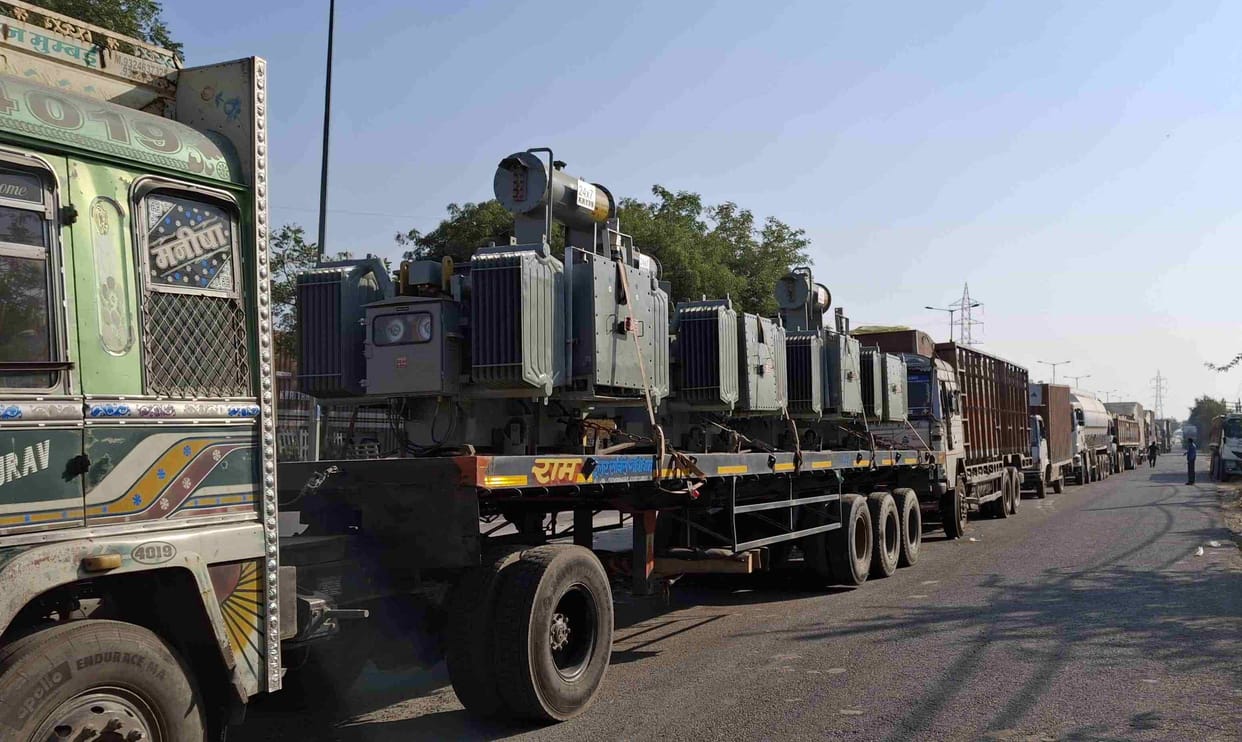 Long line of trucks because of not remove of grap 4