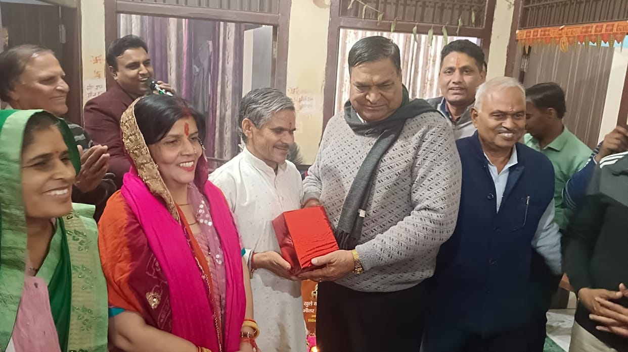 Devotees were forced to dance with Badhaai Bhajan.