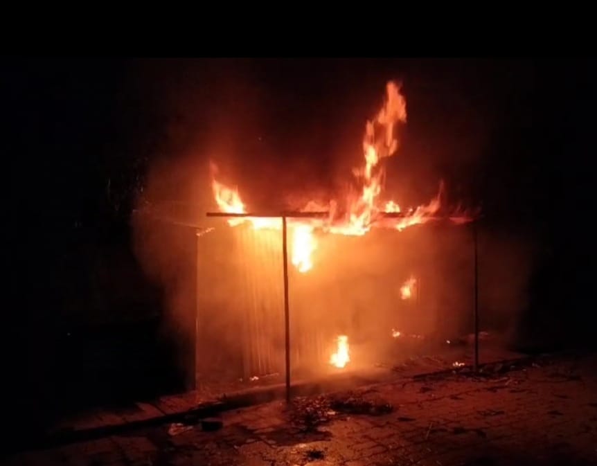 Fire broke out in shops, goods worth lakhs burnt