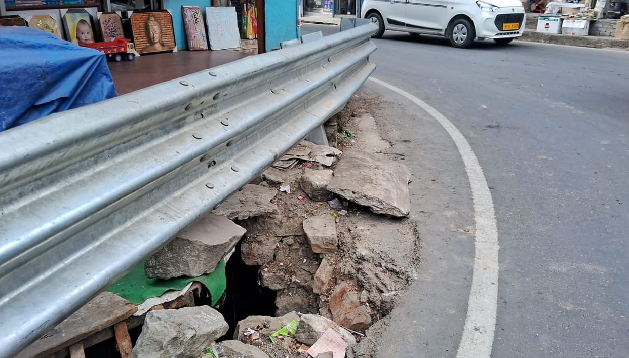 Big pothole on Mandi-Pathankot highway, fear of accident