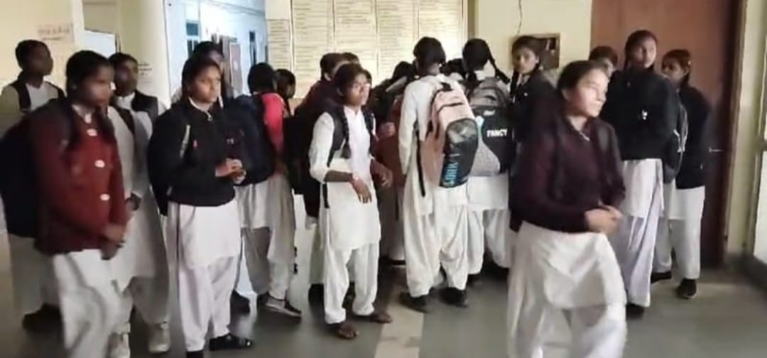 SDM stopped students of Scheduled Caste Girls Hostel from meeting collector to complain poor quality food