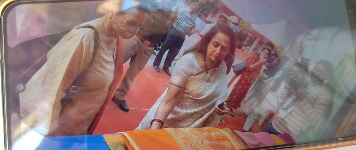 Banarasi saree shines in International Geeta Mahotsav, tourists are admiring it