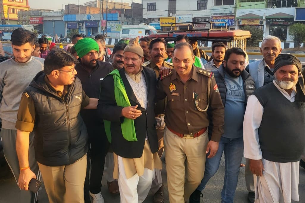 Police stopped farmers from going to Noida, chaos on the highway