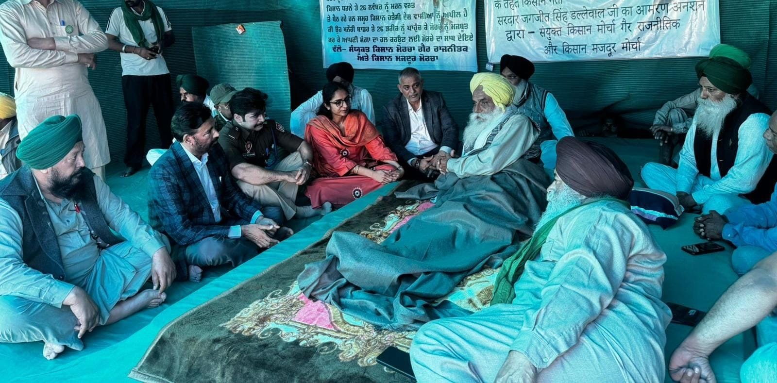 किसान नेता जगजीत सिंह डल्लेवाल से मिलते पंजाब के पटियाला की एडीसी और एसपी। संवाद