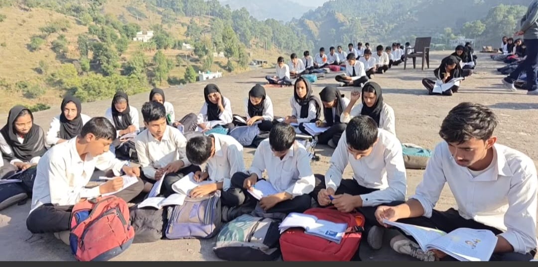 खुले आसमान तले पढ़ाई करते विद्यार्थी। संवाद