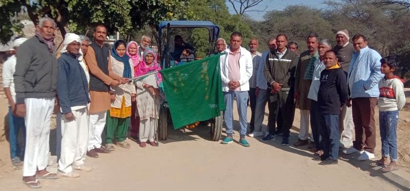 Sarpanch of Prahladgarh presented tractor-trolley for cleanliness in the village.