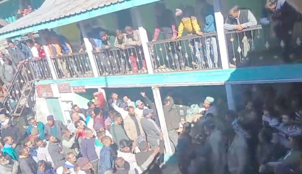 Ruckus in Gram Sabha for three hours regarding Panchayat division, lots of slogans raised