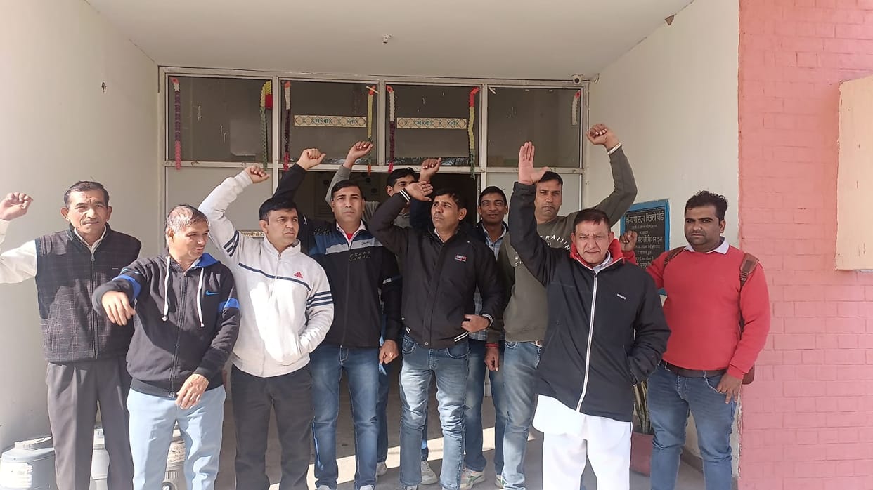 All Haryana Power Corporation workers demonstrated at Rajiv Gandhi Vidyut Bhawan