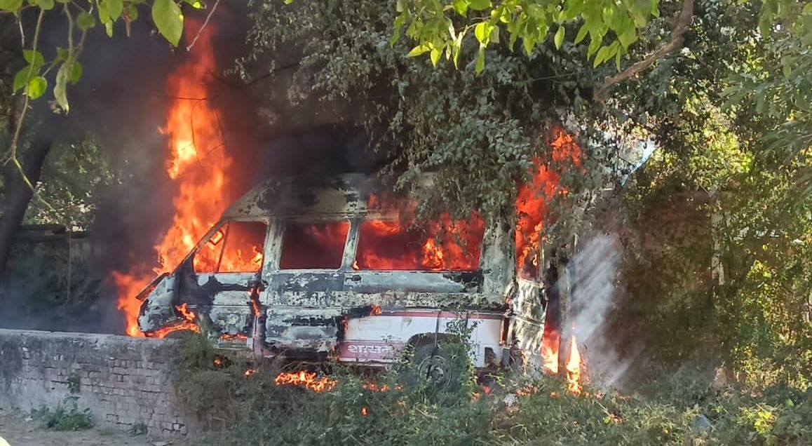 Fire broke out in an ambulance parked in the junkyard of the block complex.