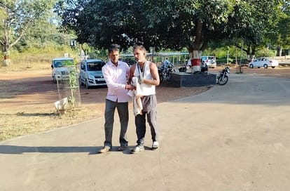 Katni police again brutally beats person DSP will investigate the complaint