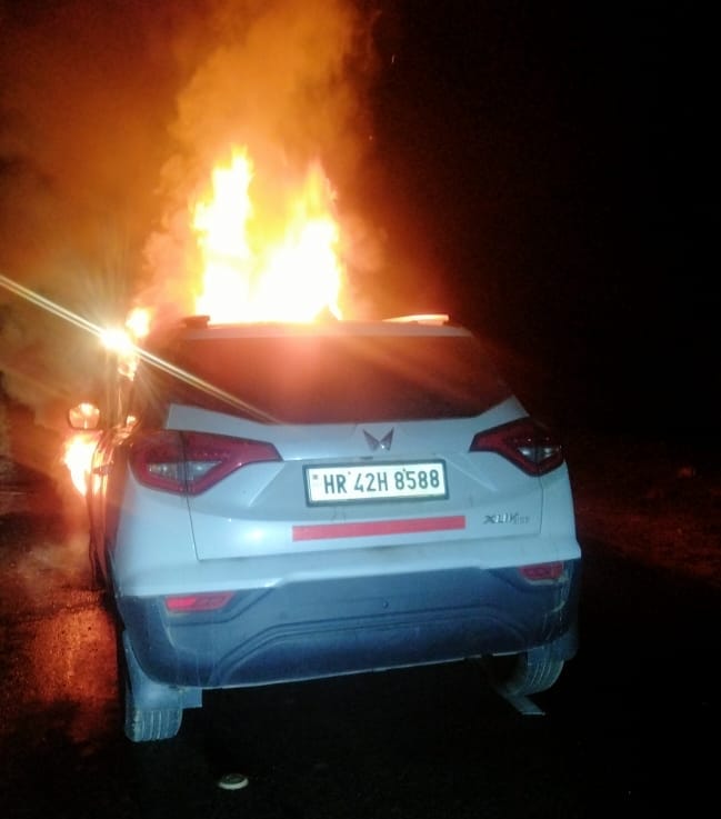 A moving car caught fire, the driver saved his life by jumping out