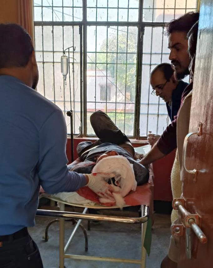 A young man sitting at a shop was attacked with a sickle, referred to trauma center