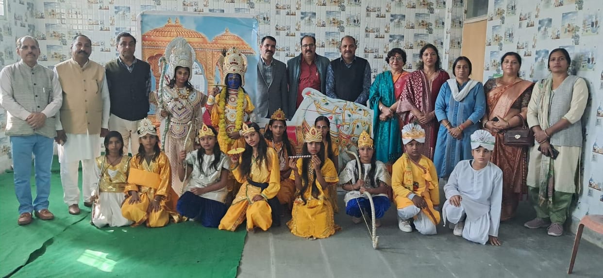 102 students from junior category and 109 students from senior category showed their talent in the district level Geeta Mahotsav.