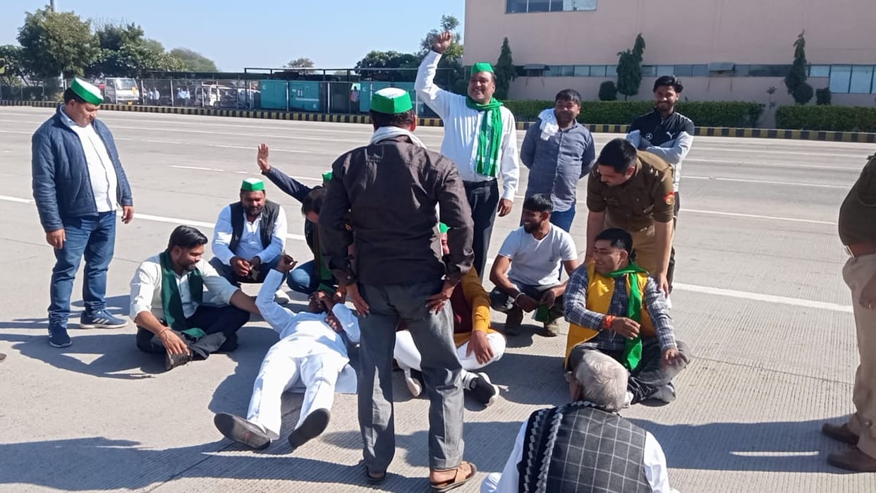 Demonstration of farmers lying down on Yamuna Expressway