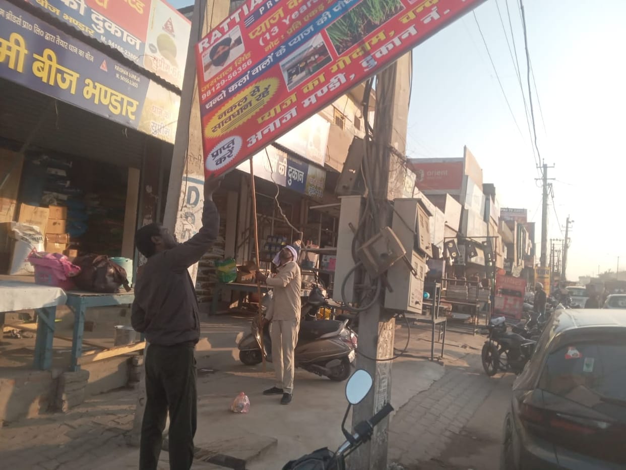 Notice to 12 people for putting up hoardings without permission