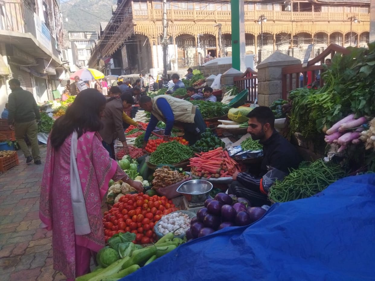 The atmosphere of Mandi fragrant with green vegetables