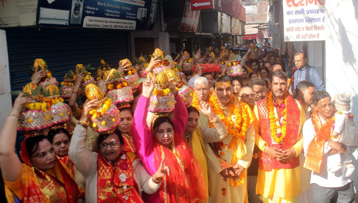 Kalash Yatra started amid the rain of flowers, chanting of Shri Ram