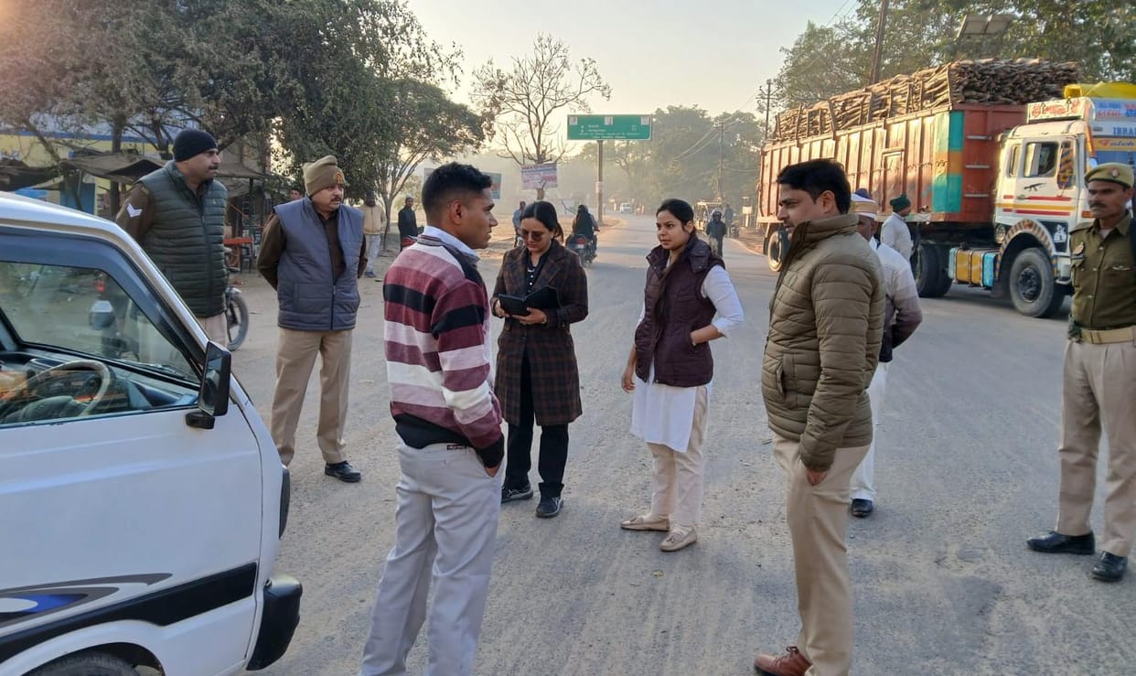 Seeing the checking, the school vehicle dropped the children and fled