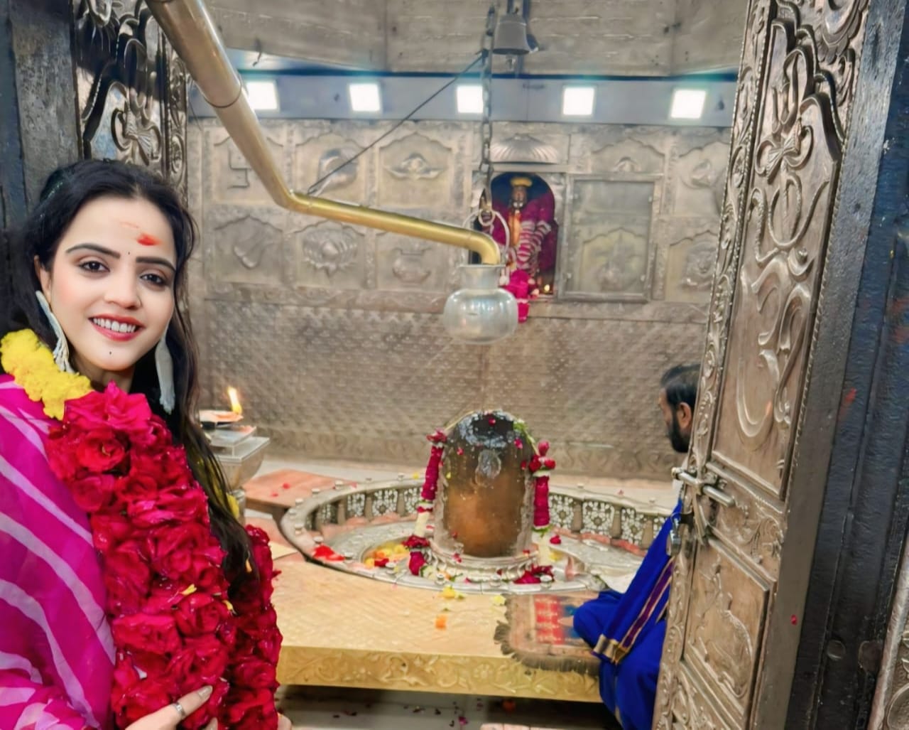 Ujjain News Actress Nisha Pareek visited Mahakaleshwar Jyotirlinga also visited Kalbhairav temple
