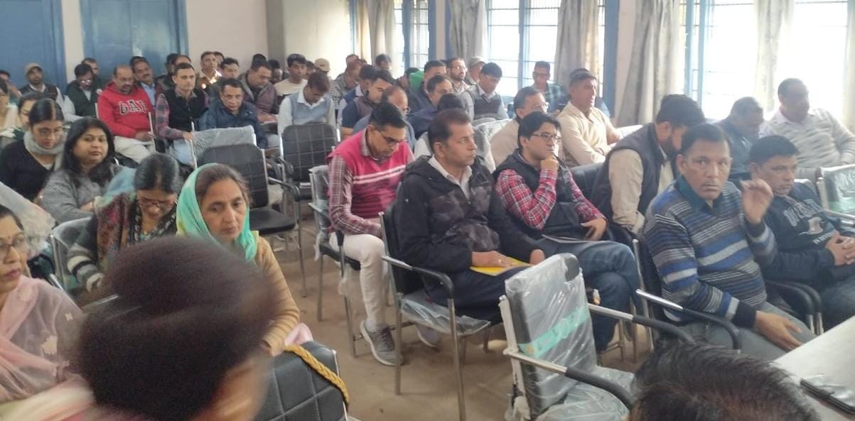 Teachers will teach English and Hindi subjects in an interesting manner in government schools.
