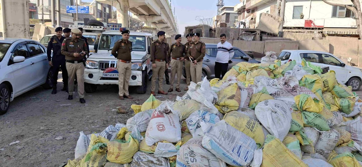 Delhi Police built 6 new tents on Tikri border, one on the roof of a hotel
