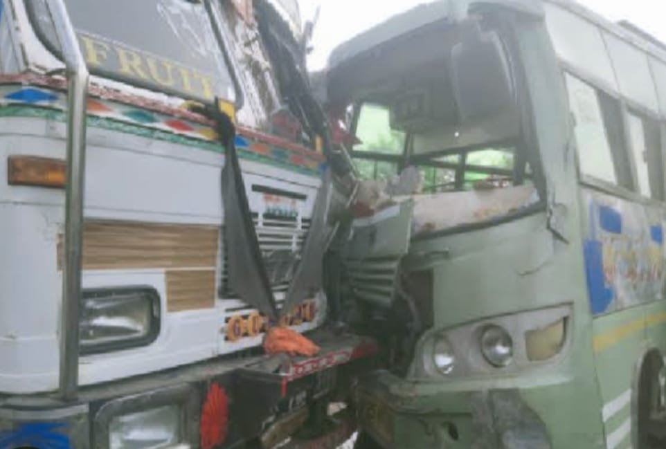 Heavy truck-bus collision in village Maulana, 8 passengers injured, driver absconding from the spot