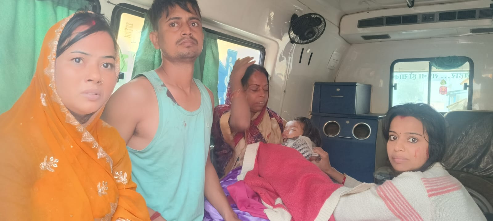 घायल मासूम को इलाज के लिए ले जाते परिजन, रेफरल अस्पताल में जुटी लोगों की भीड़,एनएच 27 के किना