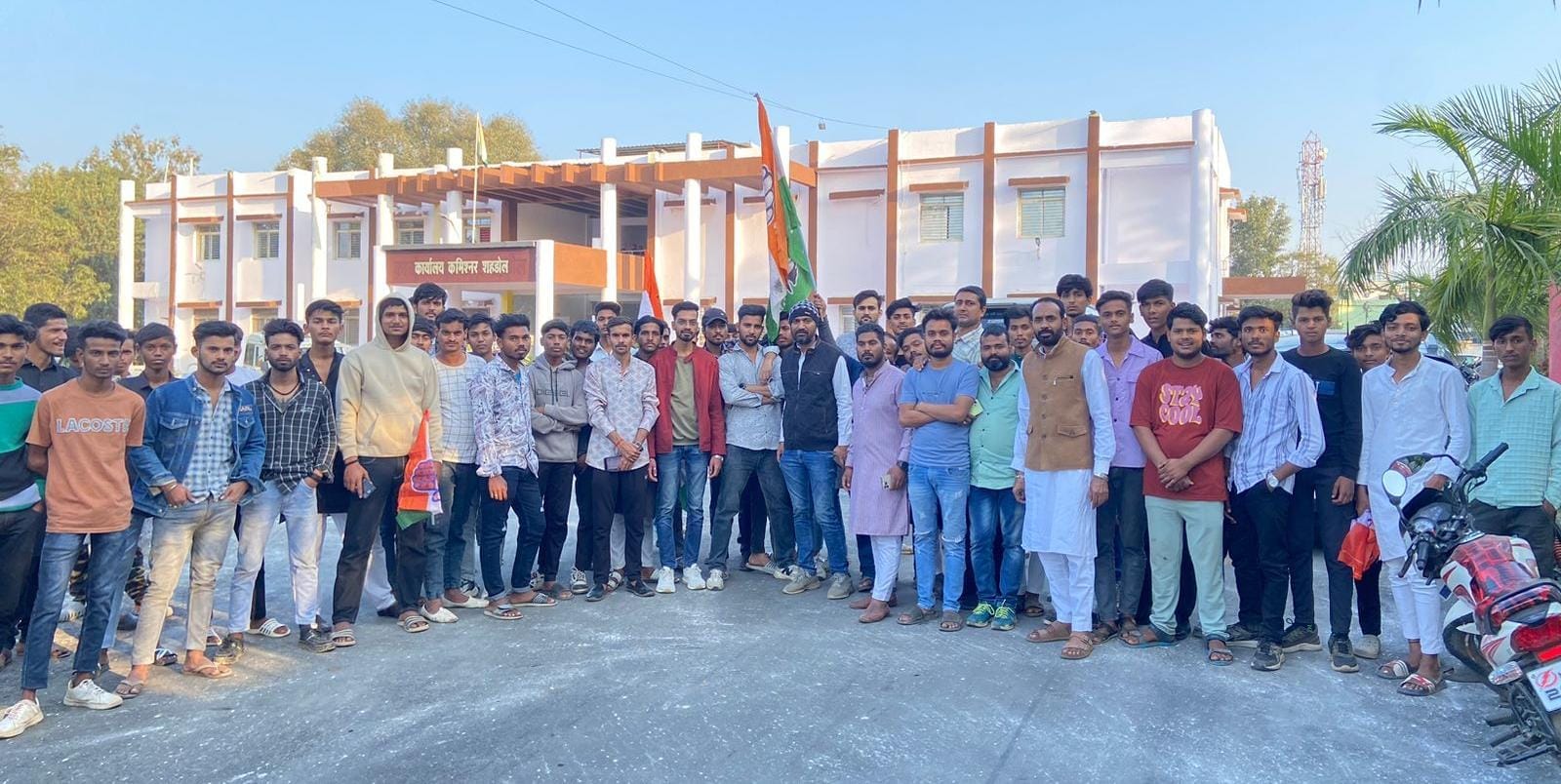ज्ञापन देने के बाद ग्रुप में खड़े युवा कांग्रेस के लोग