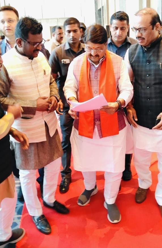 कैलाश विजयवर्गी से मिलते मेयर