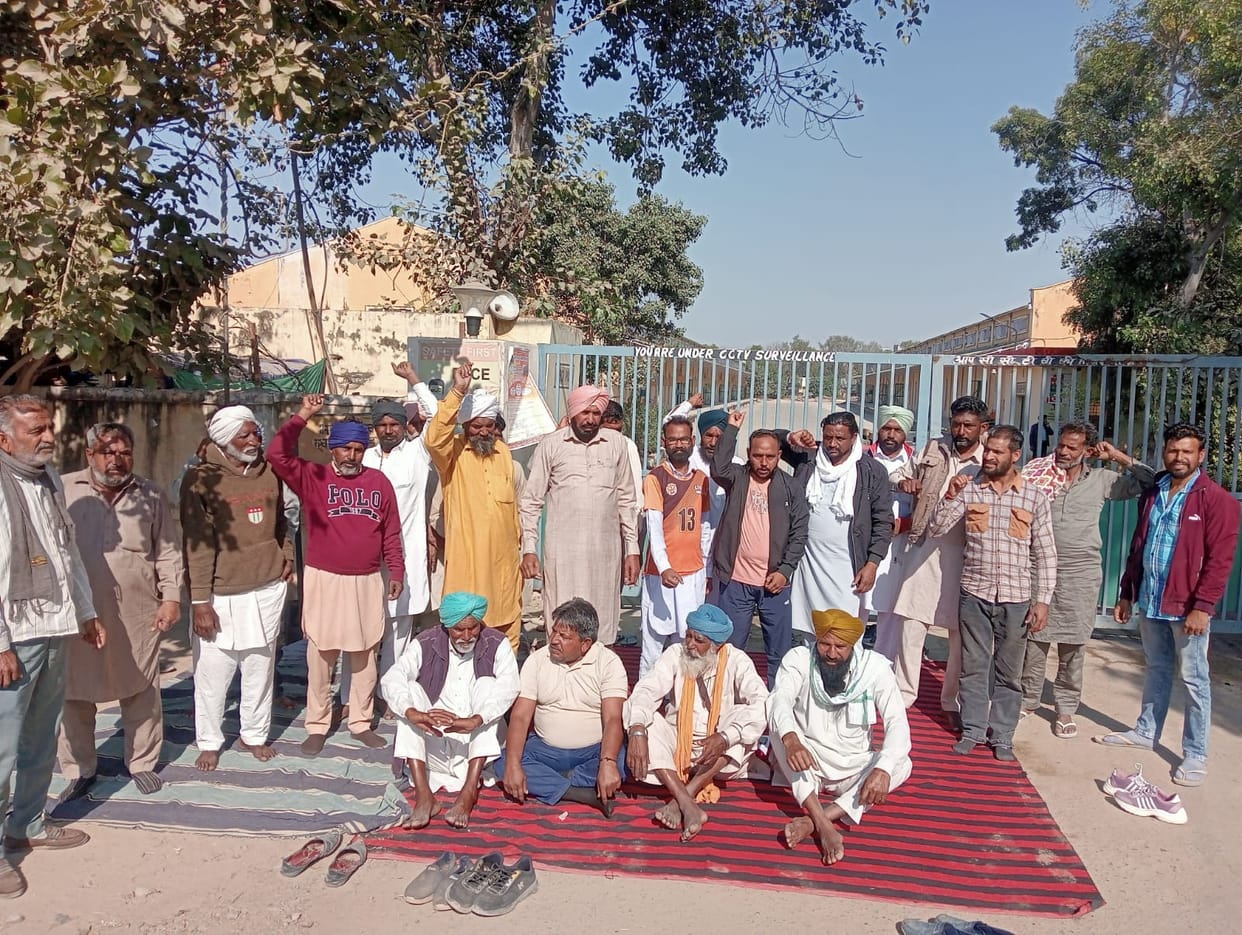 FCI workers protested by closing the gate
