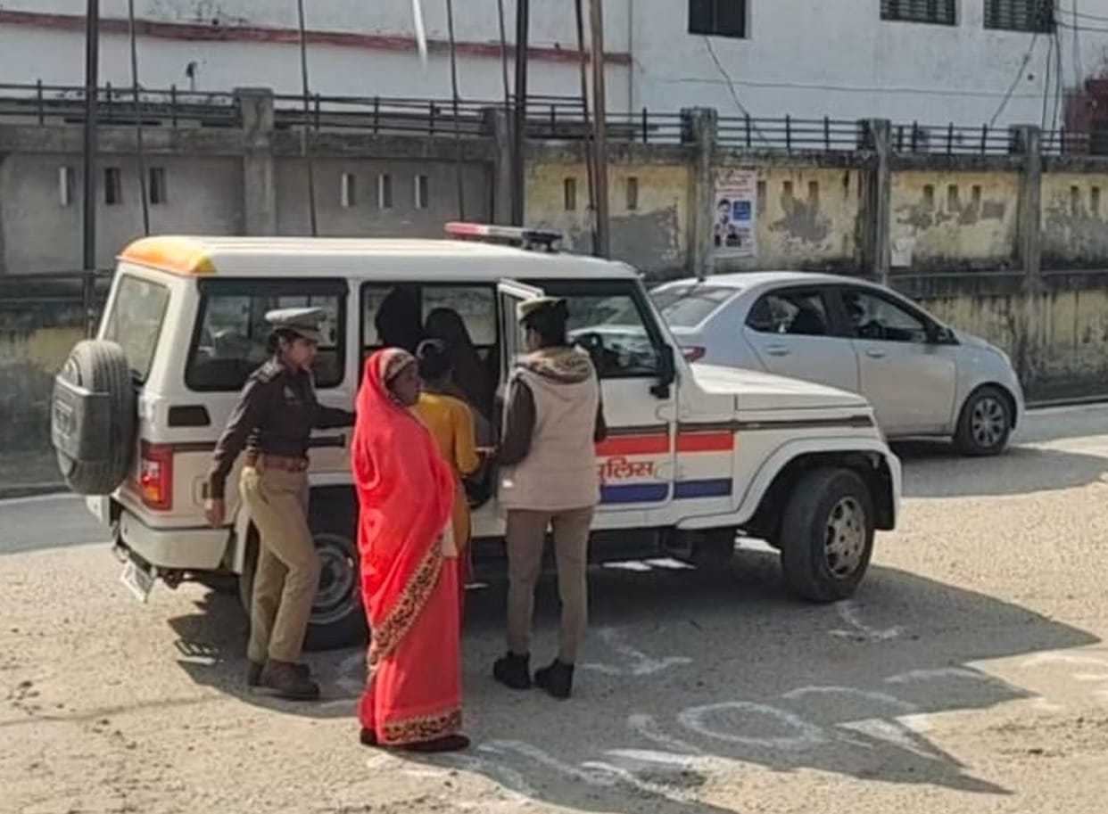 Mother and daughter misbehave with DM on Tehsil Day, banned for disturbing peace