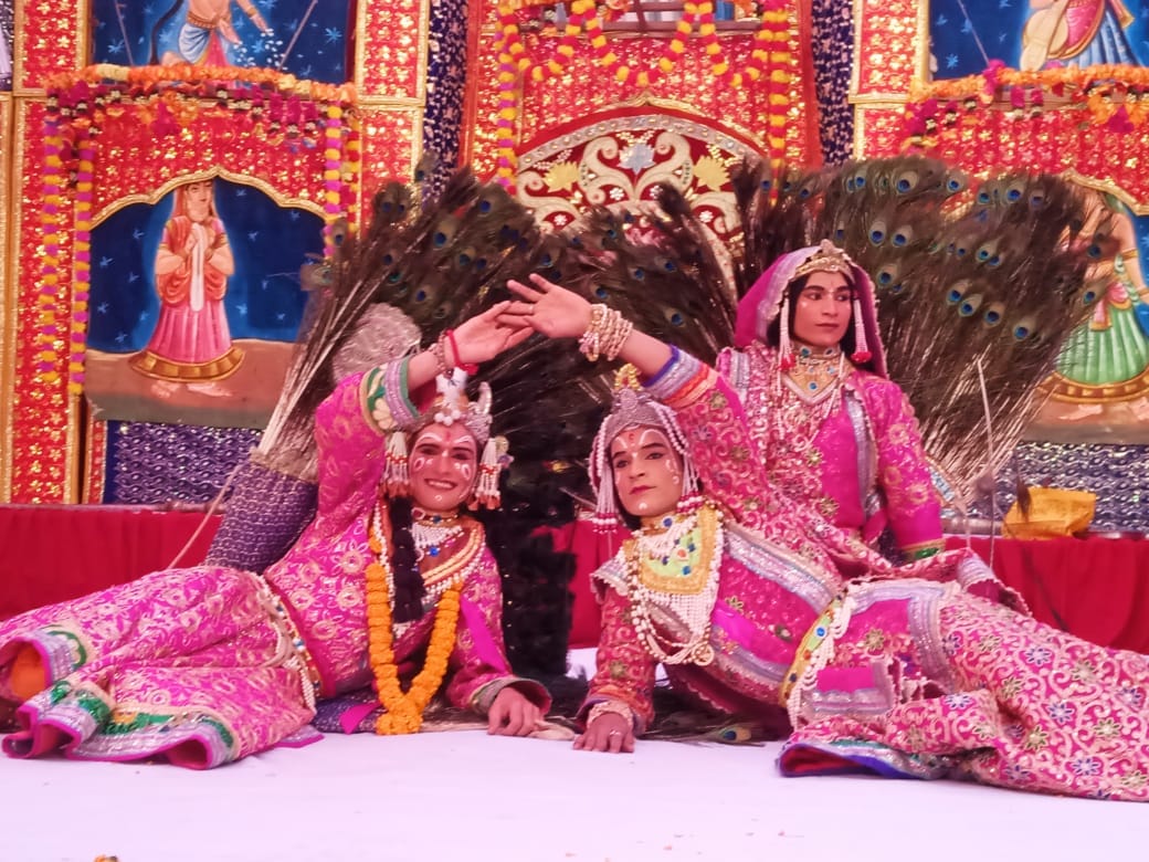 Devotees got excited after seeing peacock dance