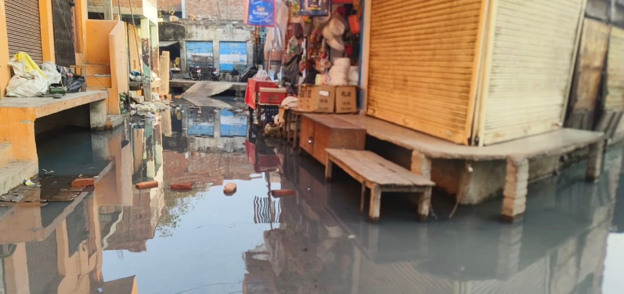 Grocery market shops closed due to waterlogging
