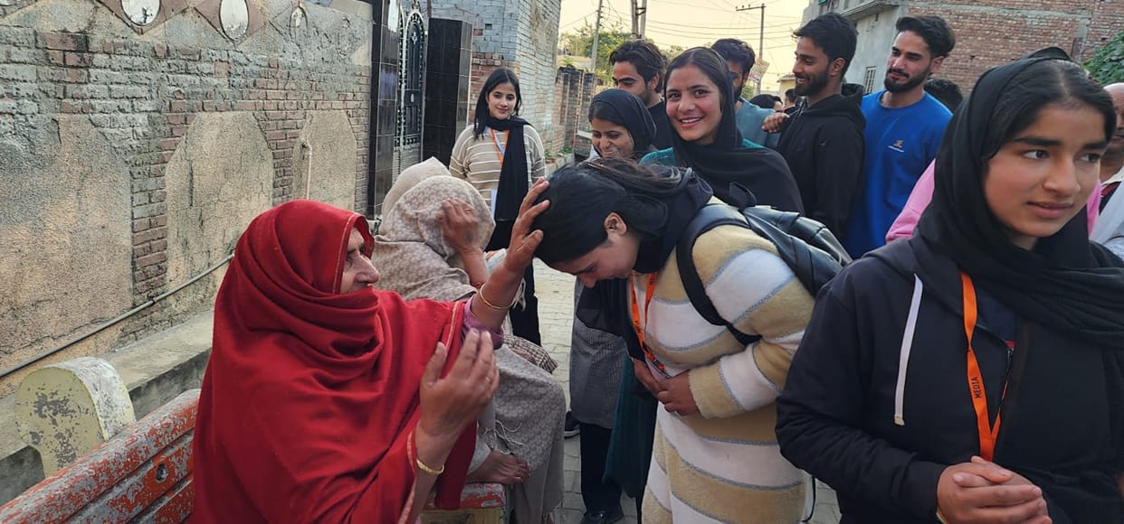 Students of Jammu and Kashmir visited the government school of Murtajapur.