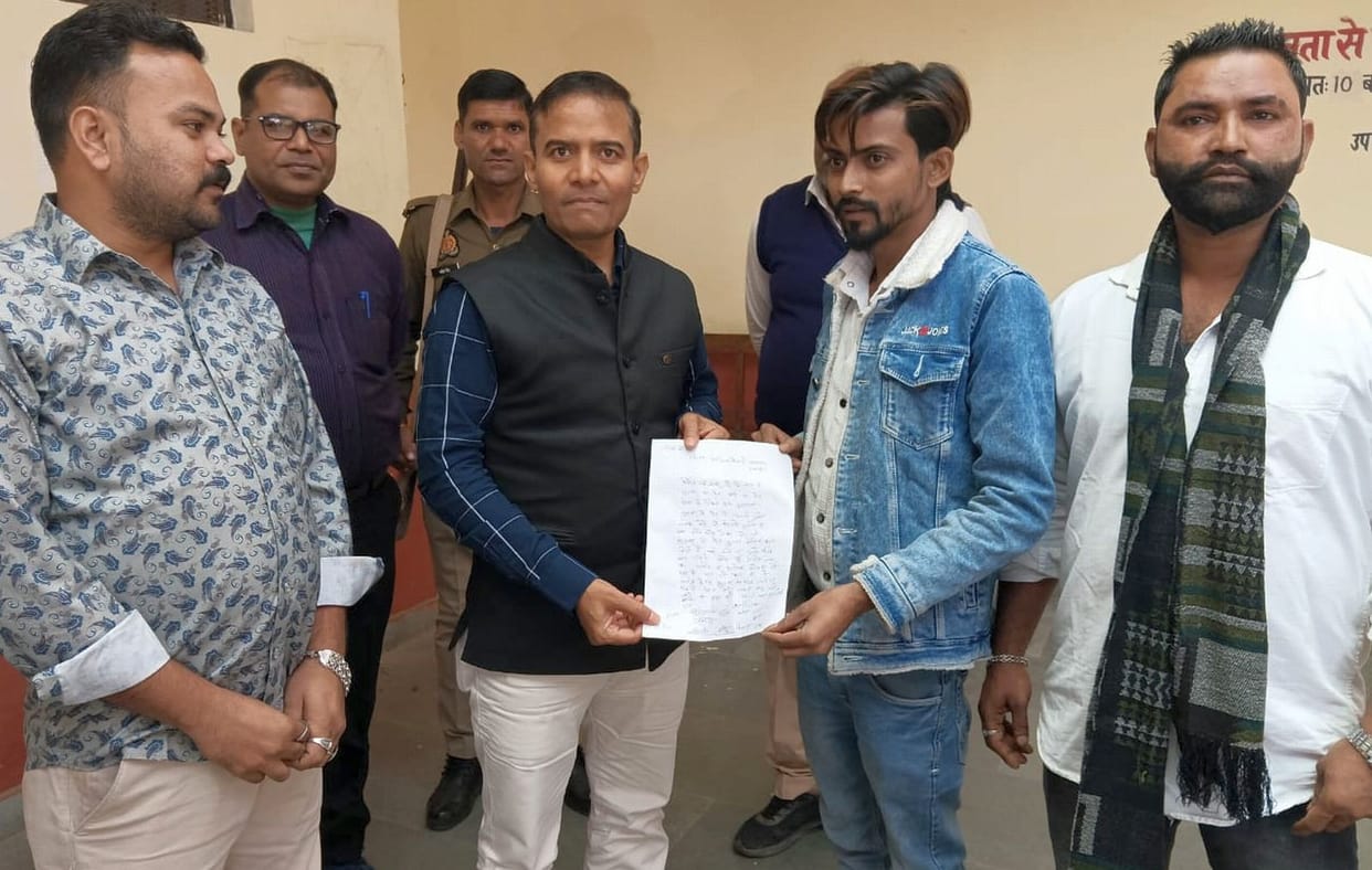 Workers working at establishments gave memorandum to SDM