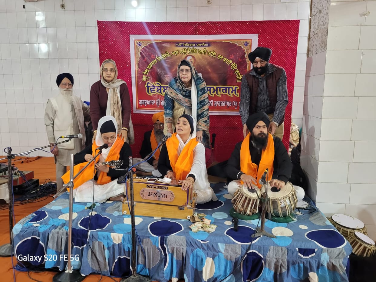 Sangat bowed its head in front of Guru Granth Sahib