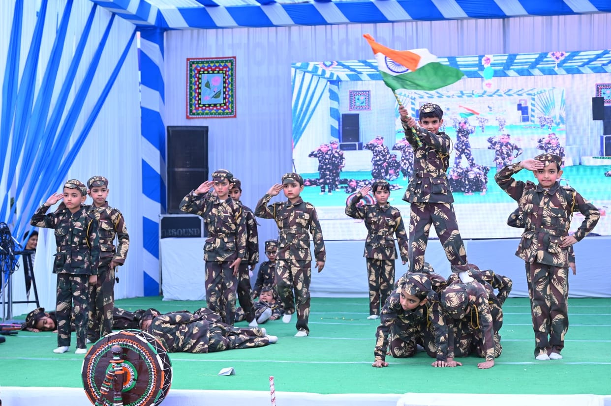Children danced to the patriotic song 'My country's land has spewed gold'.